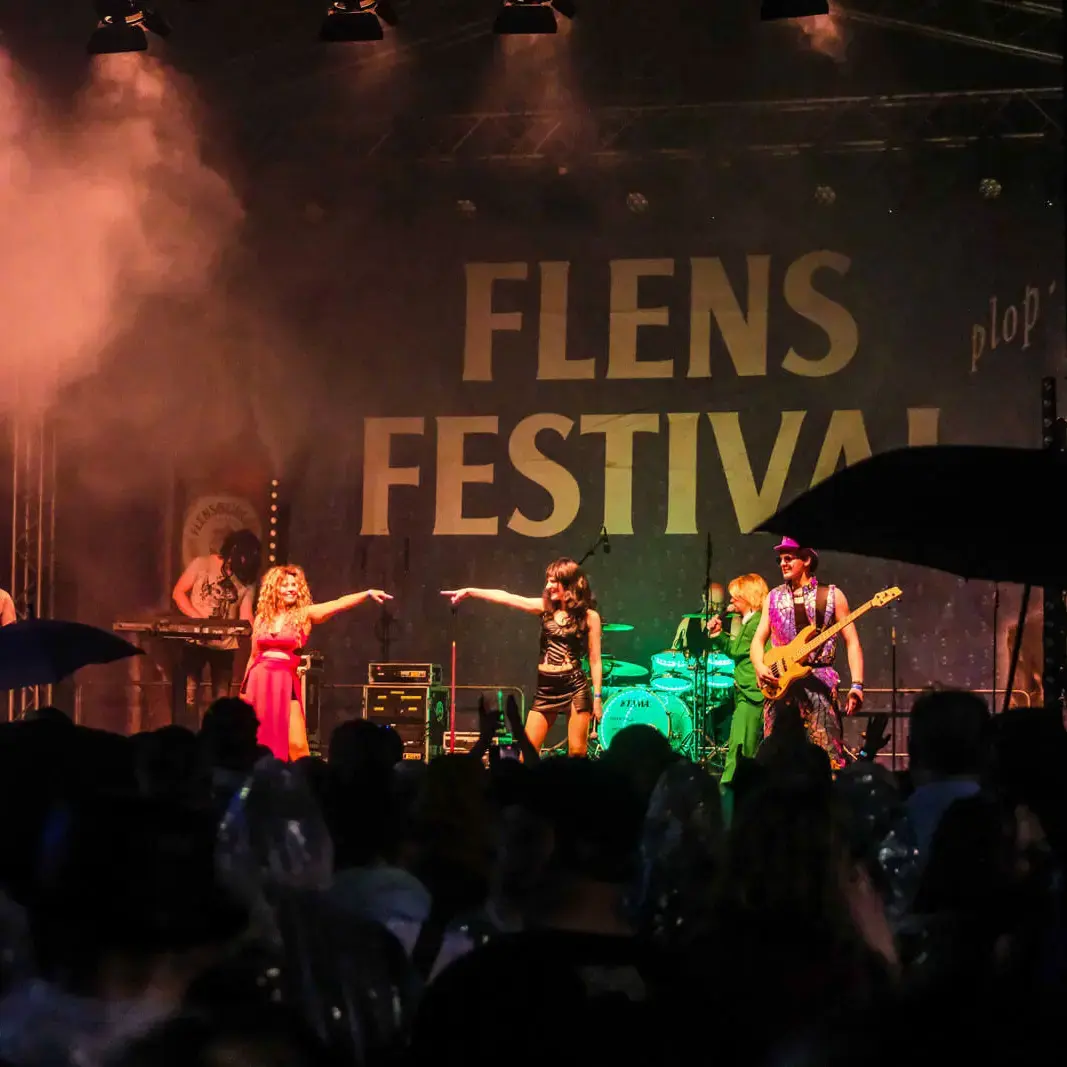 Live-Show einer Coverband auf der Bühne auf dem FLENS Festival von 2023.