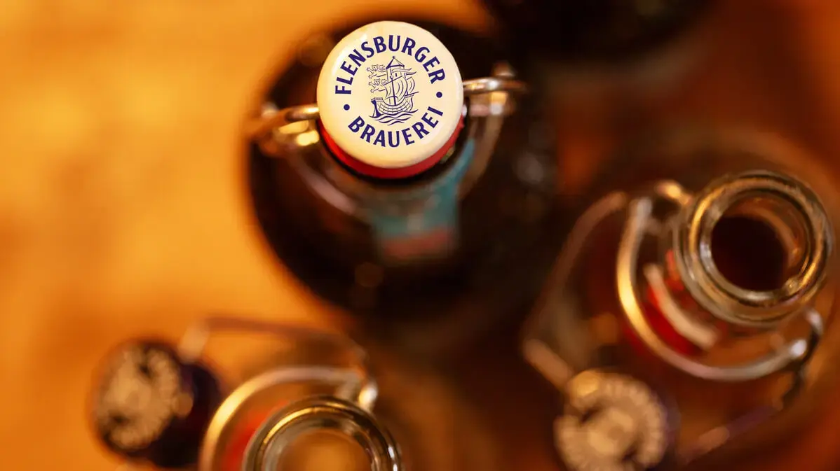 Obenansicht von Flensburger Brauerei Bügelverschluss-Bierflaschen bei warmem Licht
