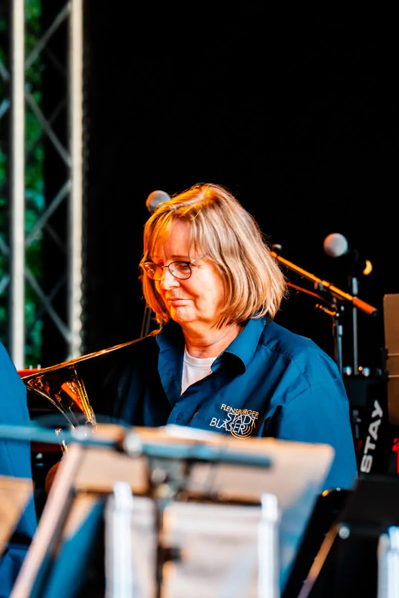 Mitglied der lokalen Big Band Flensburger Stadtbläser auf dem FLENS Festival 2025.