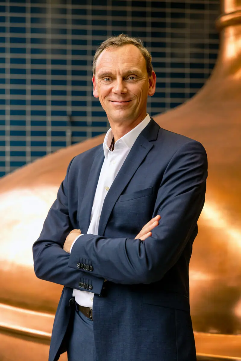 Managing Director Jörn Schumann in front of the brewing kettle.