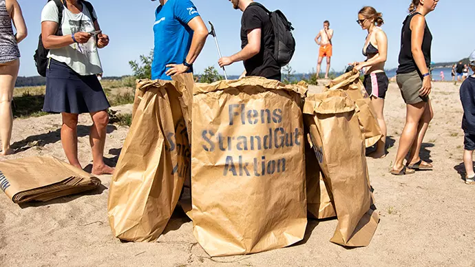 StrandGut Sammelnde Helfer am Strand