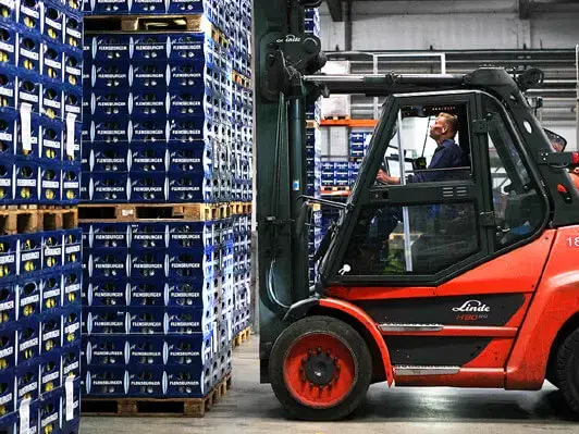 Staplerfahrer bei Flensburger bei der Arbeit.
