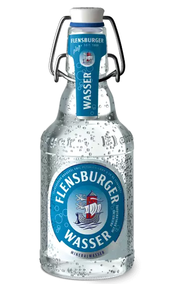 Packshot mit Glas Flensburger Wasser