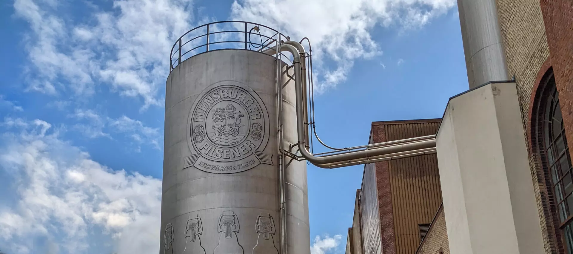 Silo mit dem Flensburger Logo.