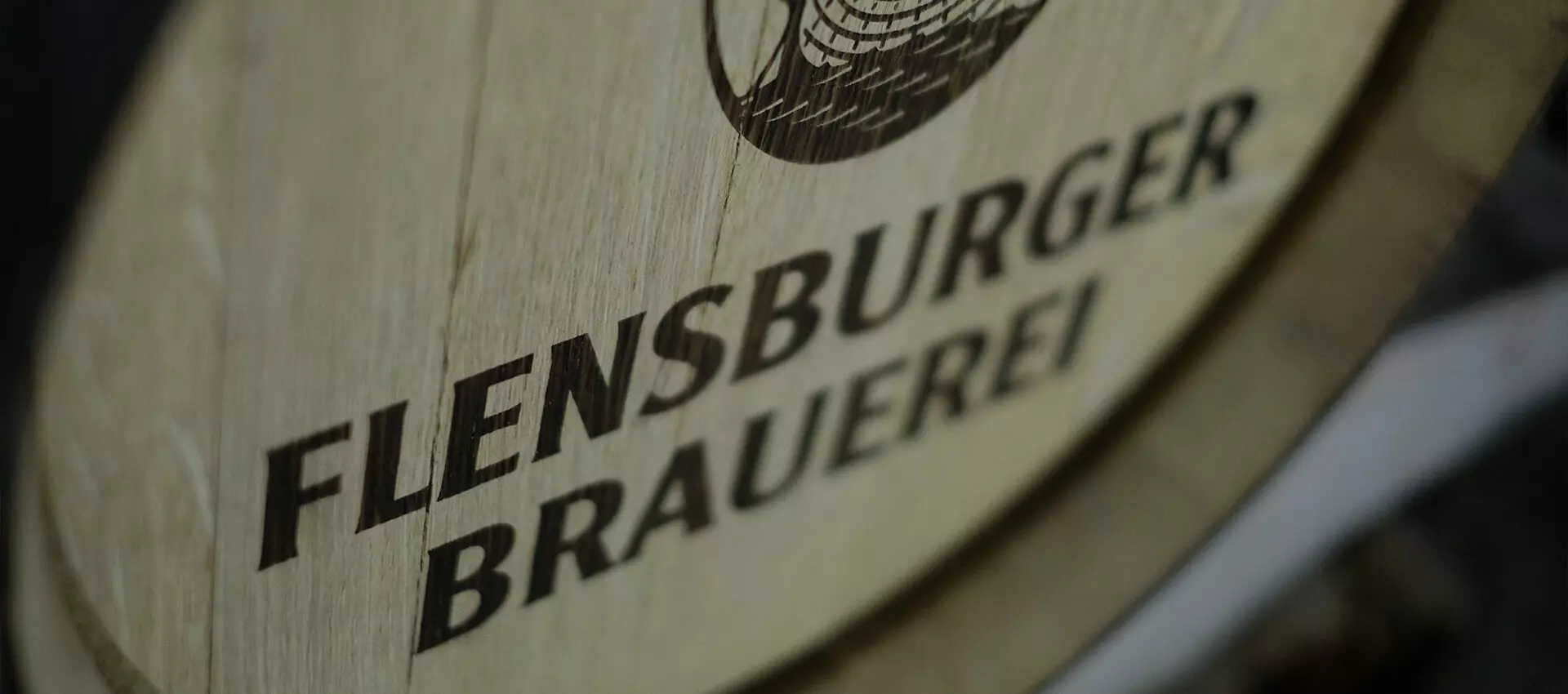 Fass mit Logo der Flensburger Brauerei.