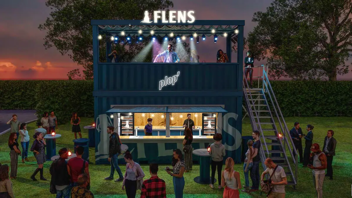 Eventmodul in Containeroptik mit DJ-Stage oben und Getränketheke unten bei Open-Air-Event, Abendstimmung.