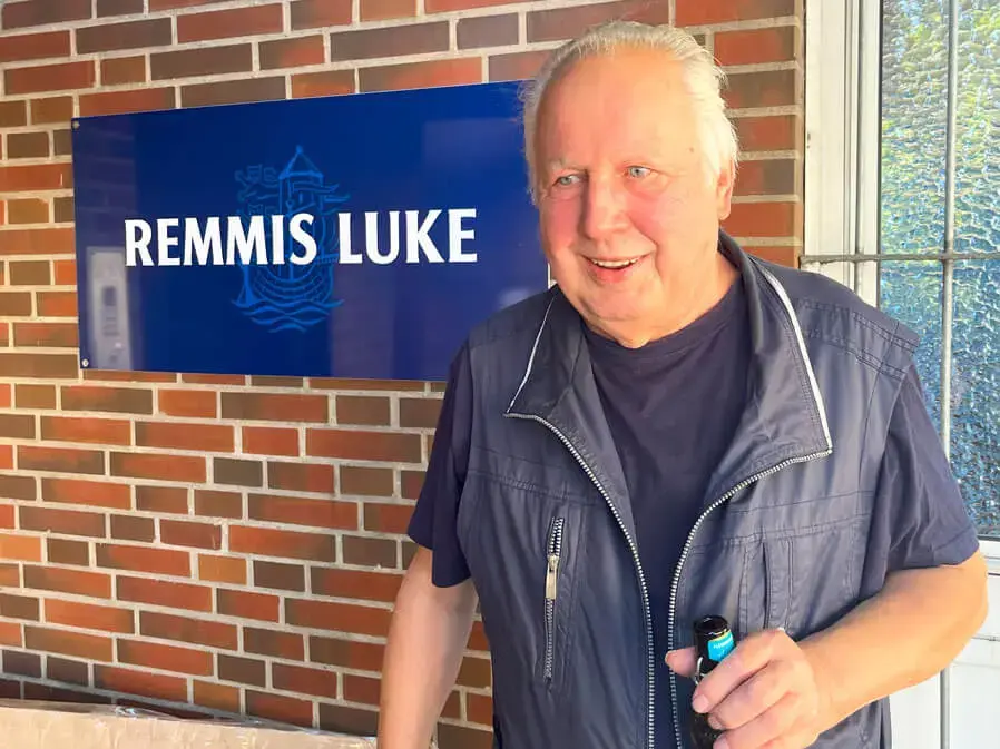 Remmi freut sich über die Umbenennung der Haustrunkluke in "Remmis Luke".