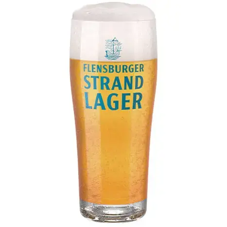 Frau lächelt in Brauerei mit Flensburger Bierkiste, Kollegin im Hintergrund