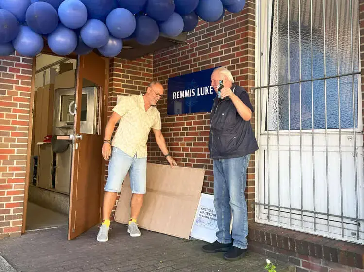 Remmi stößt zu seinem 60. Dienstjubiläum mit dem Flensburger Strand-Lager an.