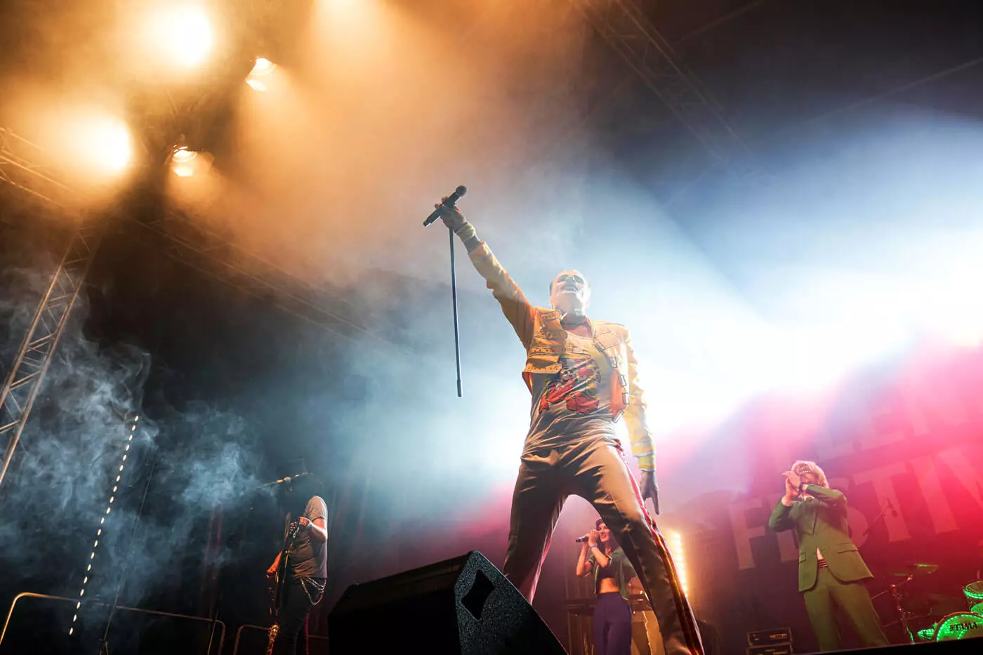 Die Coverband "Hit Radio Show" auf der Bühne beim FLENS Festival 2023 mit einer Freddie-Mercury-Imitation.