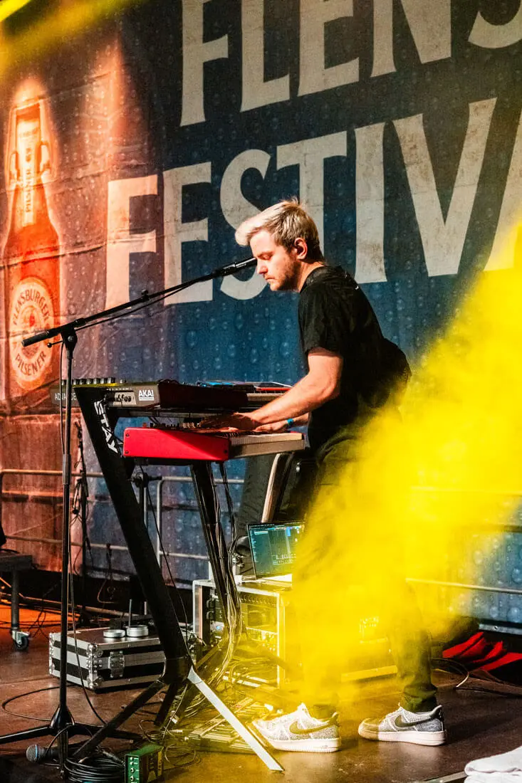 Keyboarder der Partyband Decoy auf dem FLENS Festival 2025.