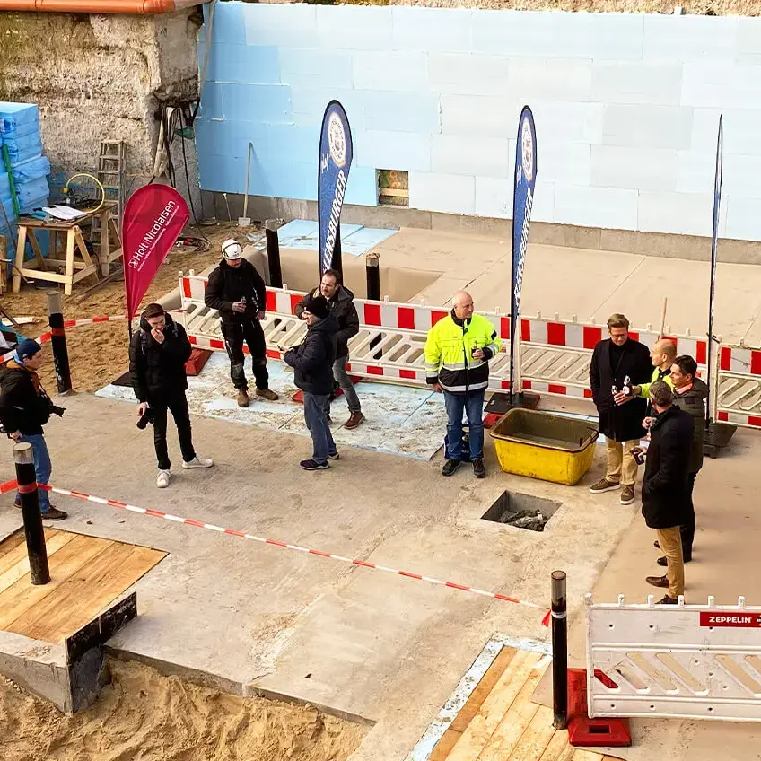 Baustelle des neuen Sudhauses für die Flensburger Brauerei mit der Grundsteinlegung.