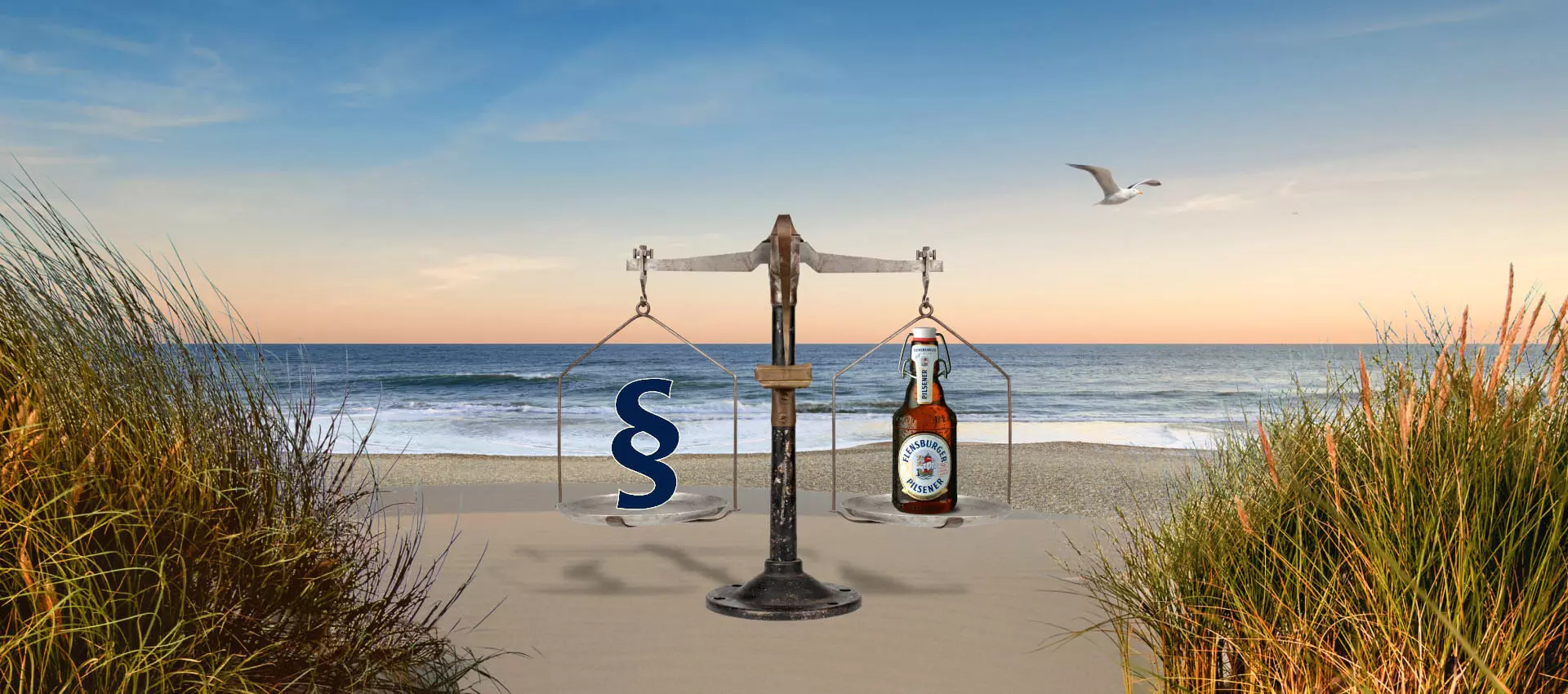 Bildcollage aus einer alten Waage mit Paragraphensymbol in Blau links auf dem Schälchen und einer Bierflasche rechts auf dem Schälchen und am Strand.