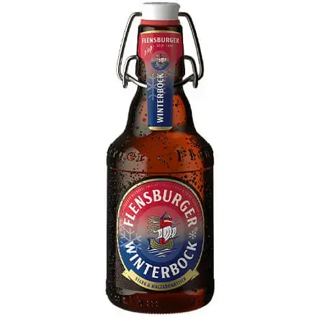 Drei Bierflaschen mit handgeschriebenen Nachrichten auf Etiketten auf Holztisch.