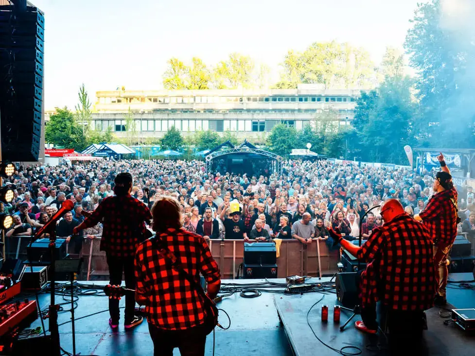 Blick von der Bühne aufs Publikum beim FLENS Festival 2025.