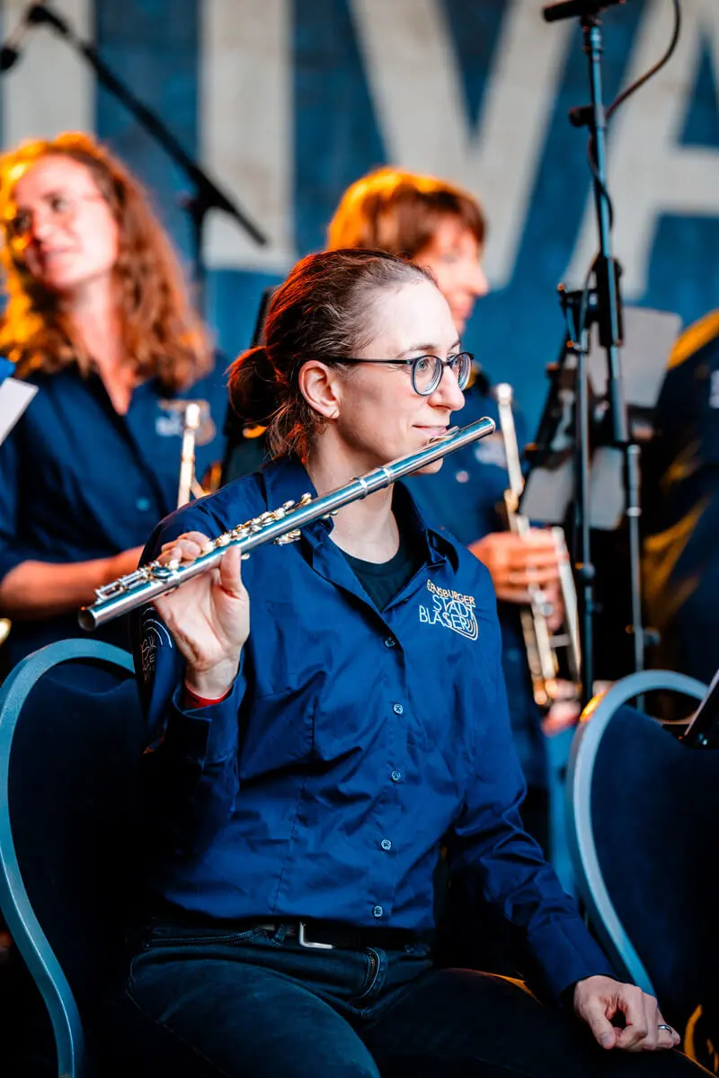Querflötenspielerin der lokalen Big Band Flensburger Stadtbläser auf dem FLENS Festival 2025.