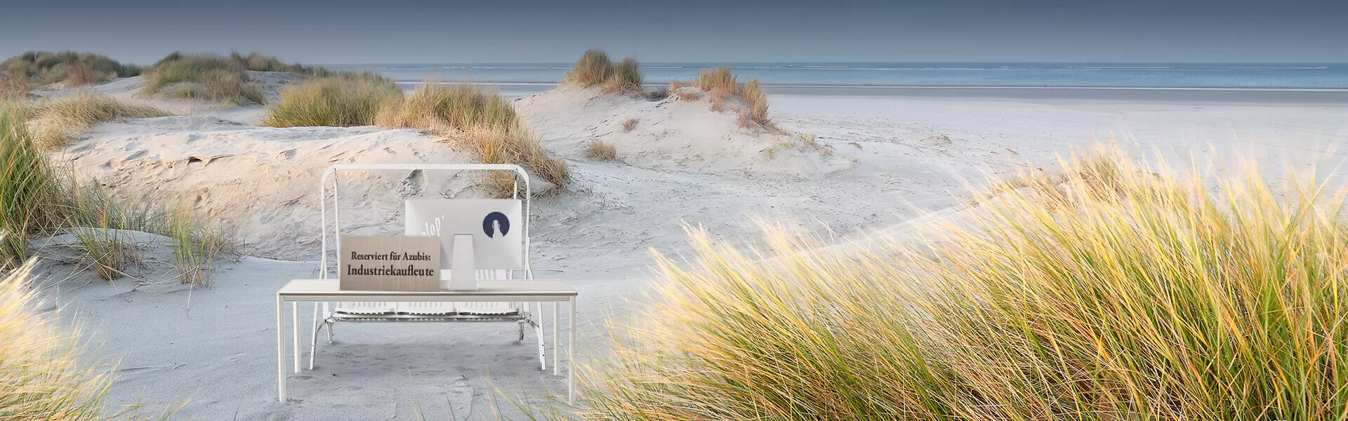 Leere Schaukel am Strand