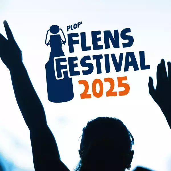 Publikum verschwommen im Vordergrund, im Fokus steht Text: FLENS Festival 2025, 30.08., 18 Uhr.