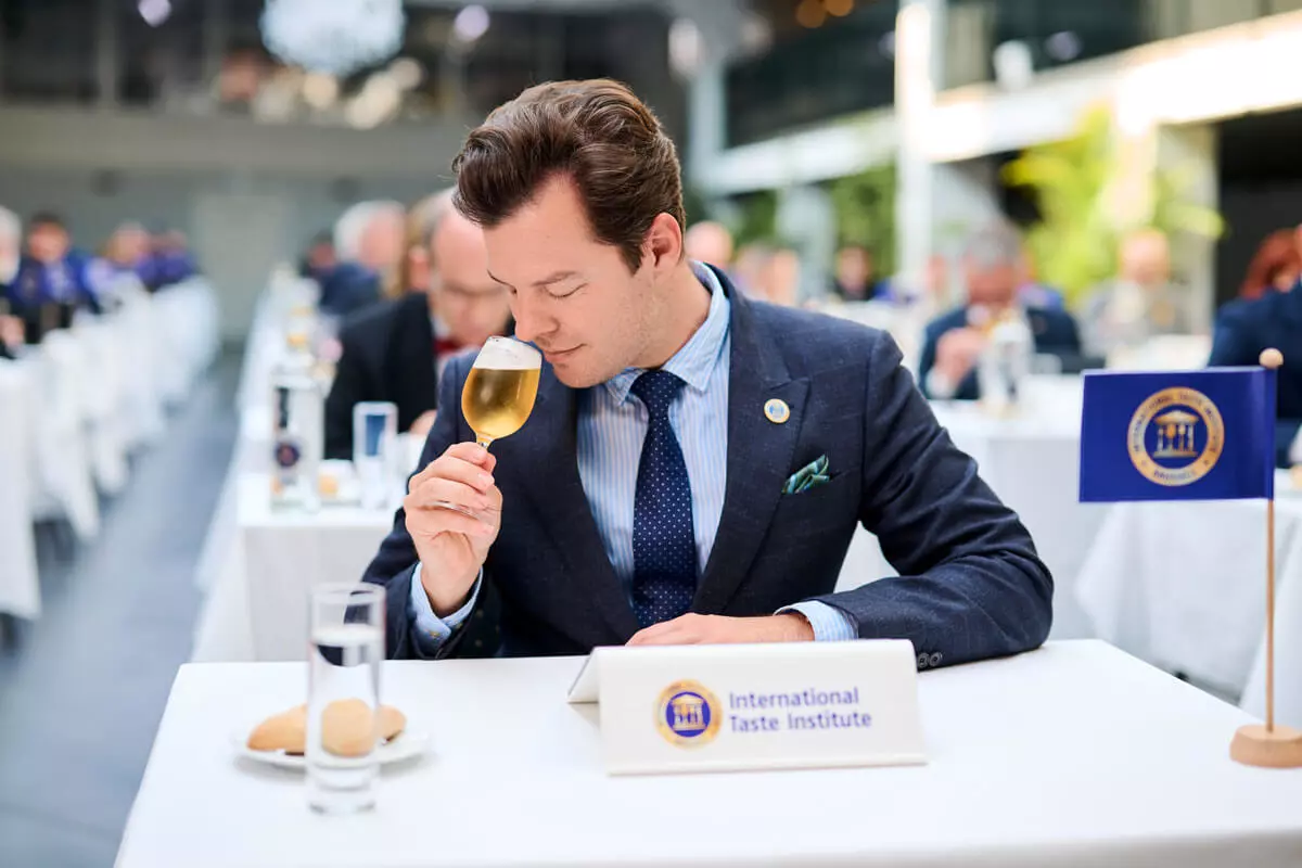 Gabi Lucas, bester Sommelier Spaniens 2021, riecht am Flensburger Pilsener bei der Verköstigung beim International Taste Institute.