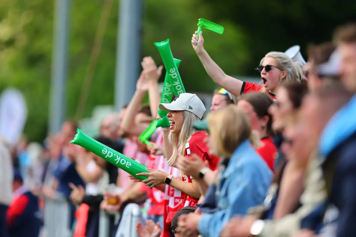 Fans jubeln beim Finalspiel beim Final Four des FLENS CUP Meister der Meister 2025.
