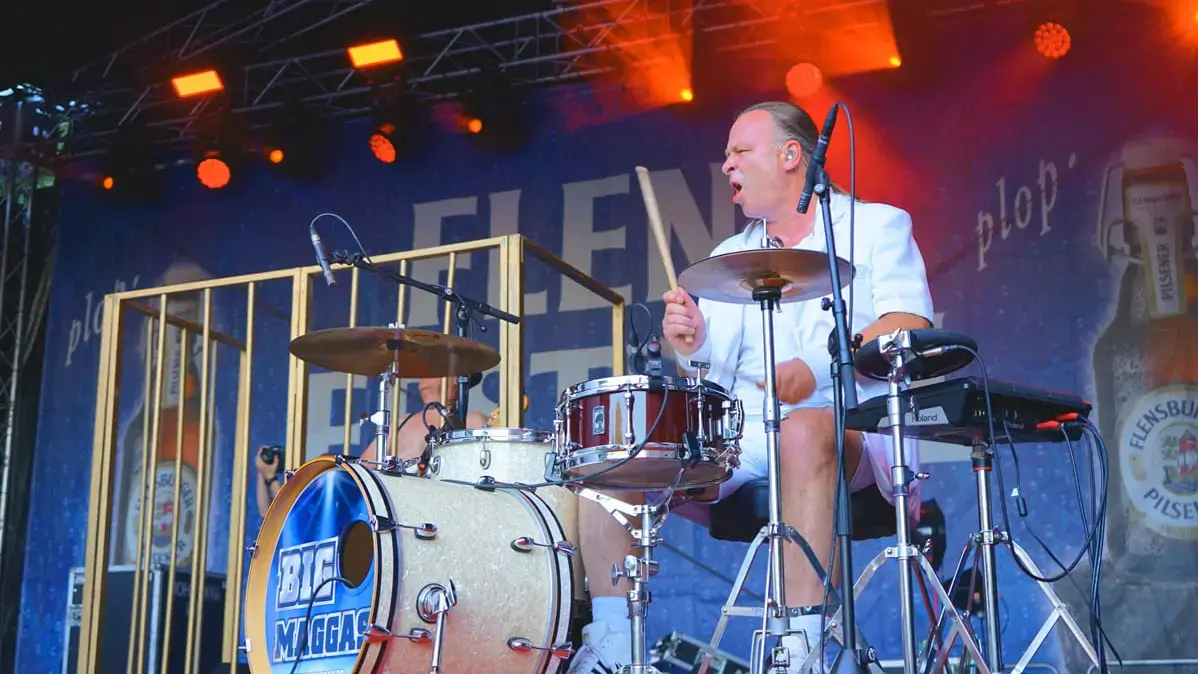 Schlagzeuger der Big Maggas in Aktion auf der Bühne vom FLENS Festival.