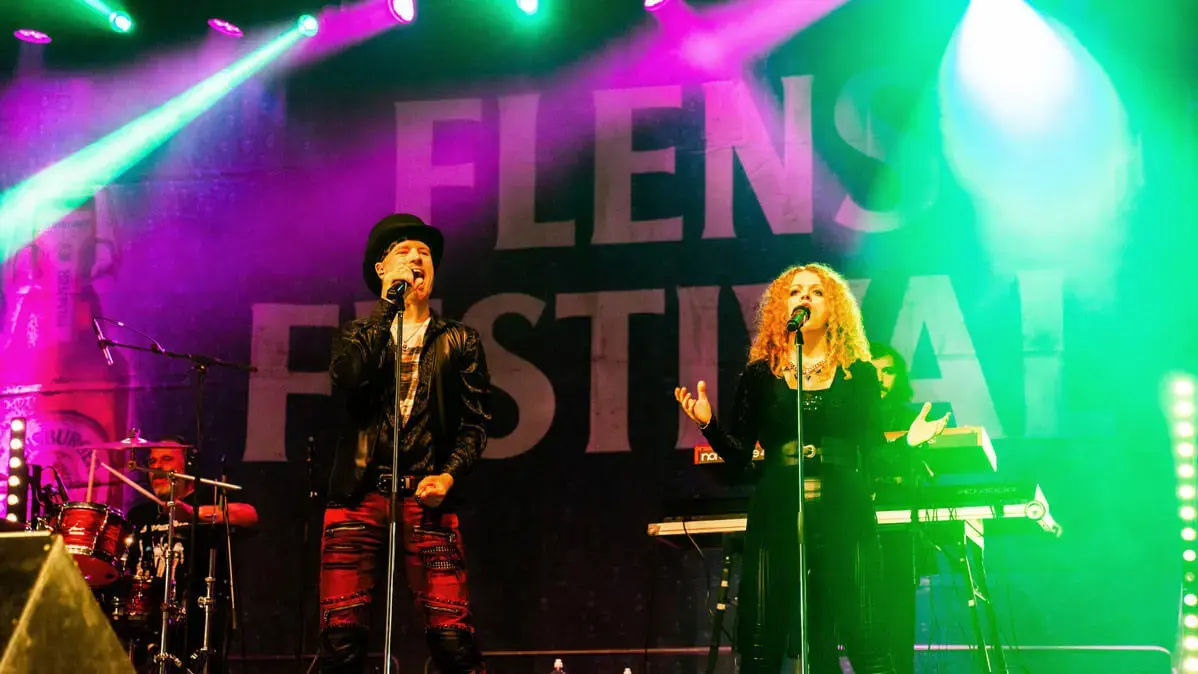Die Coverband "Stars of Rock" spielt beim FLENS Festival 2025.