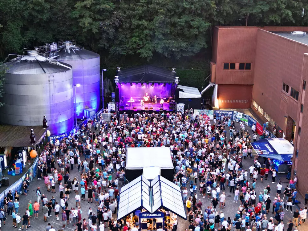 Drohnenbild vom FLENS Festival mit Blick auf die Bühne.
