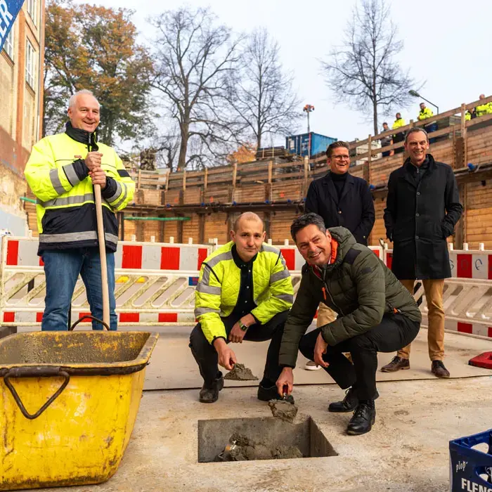 Gruppenbild bei der Grundsteinlegung auf der Baustelle des neuen Sudhauses für die Flensburger Brauerei.