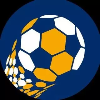 Logo vom FLENS CUP Meister der Meister, ein iconisierter Fußball in Weiß und Gelb auf blauem Untergrund.