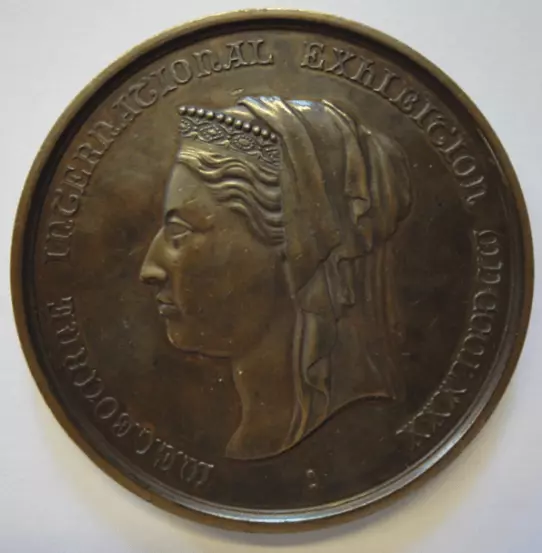 Vorderseite der Bronzemedaille, die auf dem Etikett des Flensburger Pilsener abgebildet ist, mit dem Kopf von Queen Victoria.