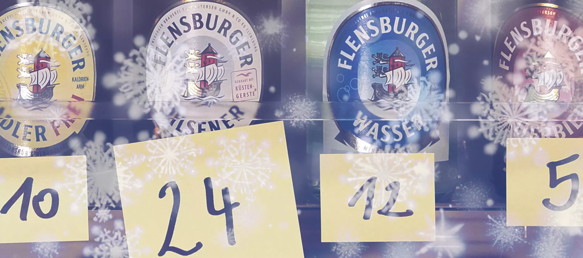 4 Flensburger Bierflaschen mit Zetteln versehen, auf denen Nummern stehen; ein Schneeflockenfilter in Weiß davor.