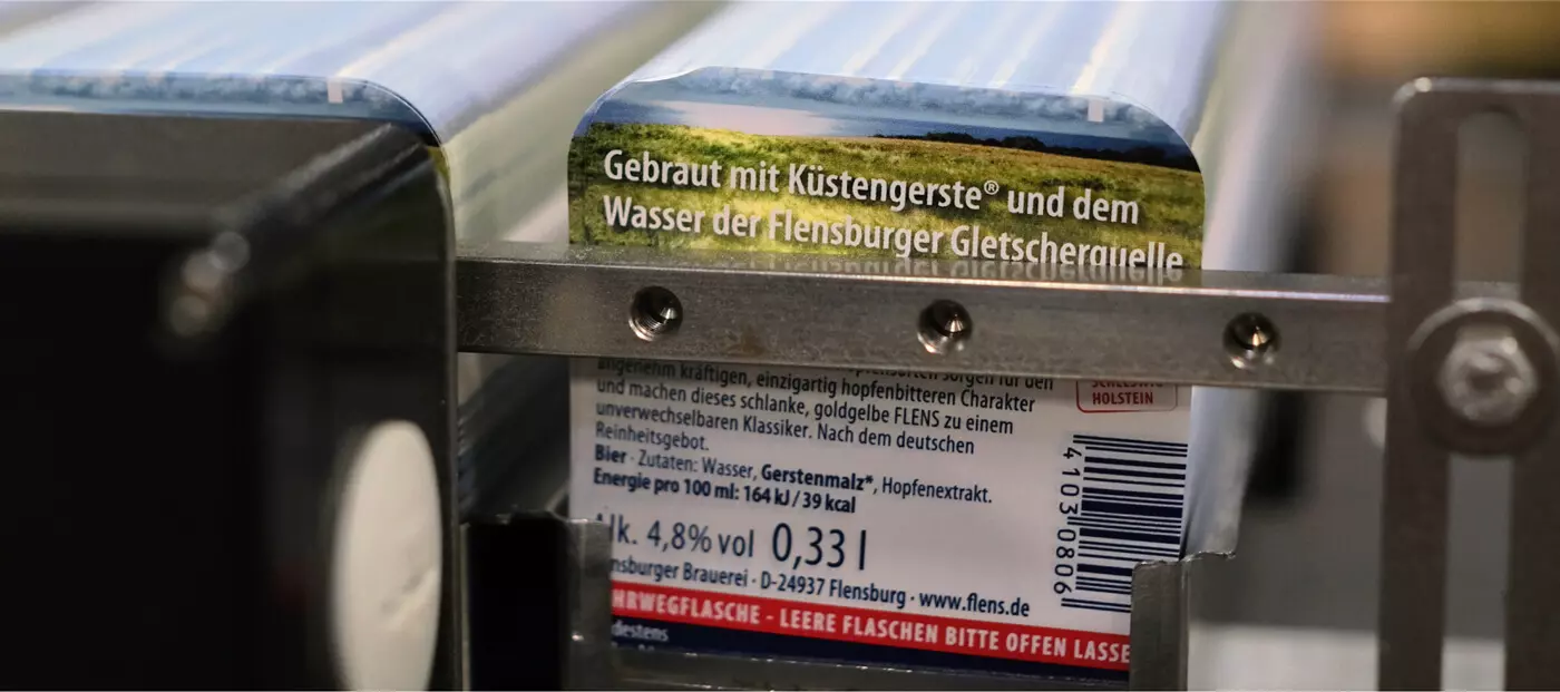 Rückenetikett vom Flensburger Pilsener, ehe es auf die Flaschen angebracht wird.