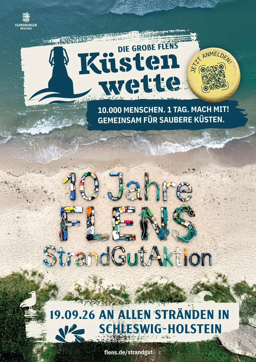 Flensburger-Küstenwette-Plakat: Strandreinigung – 10 Jahre FLENS StrandGut-Aktion, 19.09.26., geschrieben aus Müll-Treibgut auf Strand, Draufsicht.