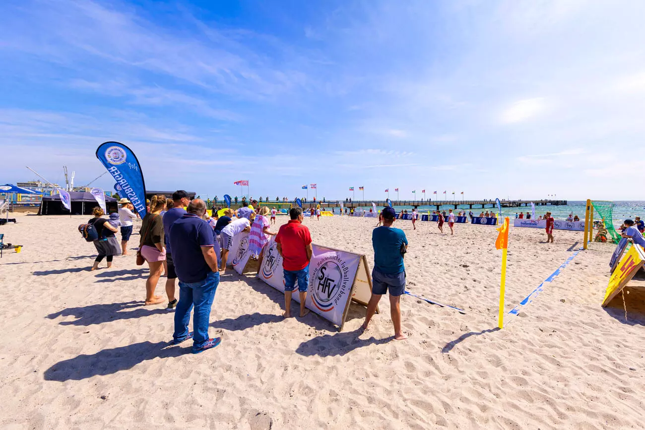 Blick von der Seite auf das Spielfeld vom FLENS Beach Trophy Turnier am Strand.