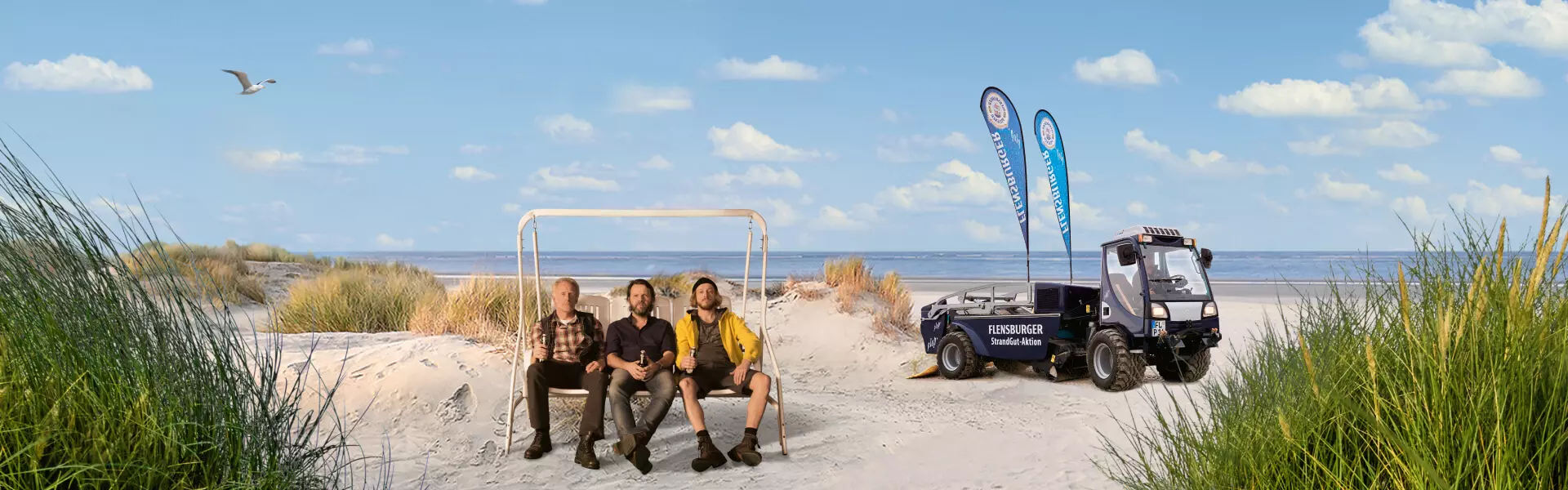 Drei Männer auf einer weißen Hollywood-Schaukel am Strand, im Hintergrund die blaue Strand-Reinigungsmaschine BeachTech für die StrandGut-Aktion.