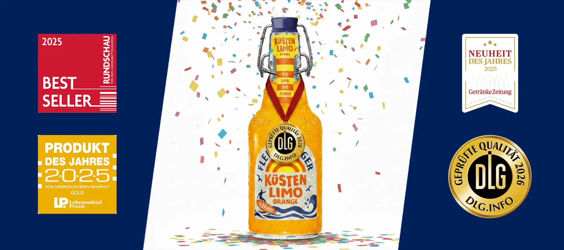 In der Mitte Flensburger-Küstenlimo-Orange-Bügelverschlussflasche mit DLG-Qualitätsmedaille um den Hals, Konfetti-Explosion darüber; an den beiden Rändern auf dunkelblauem Hintergrund weitere Auszeichnungen.