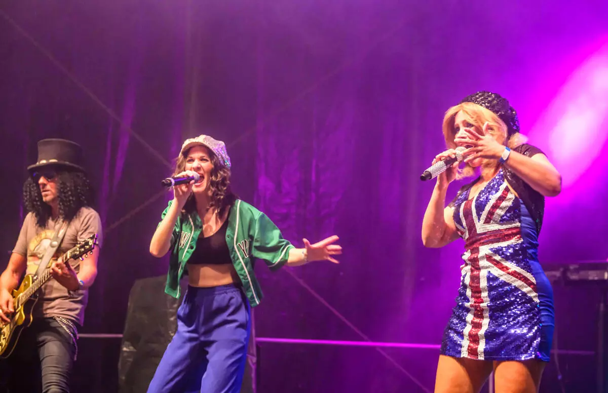 Die beiden Frontsängerinnen der Coverband Hit Radio Show beim FLENS Festival 2023.