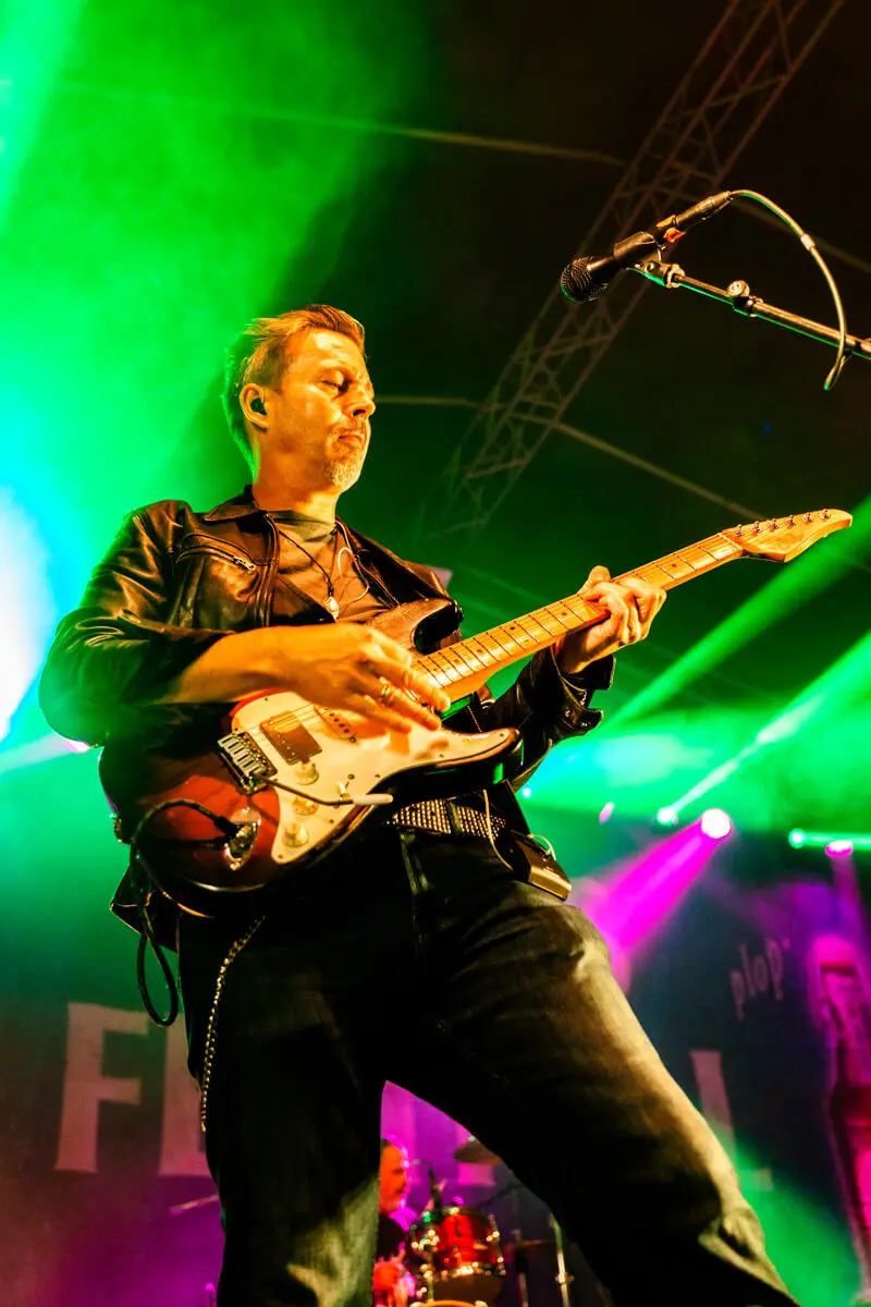 Gitarrist der Partyband Stars of Rock beim FLENS Festival 2025.