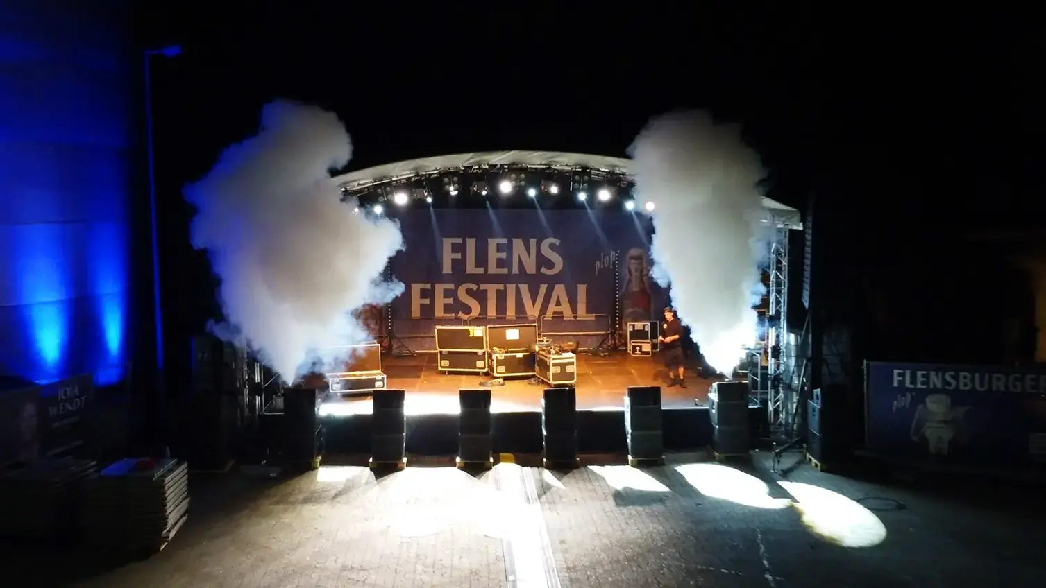 Beleuchtete Bühne mit Nebelsäulen vor dem Ansturm beim FLENS Festival 2024.