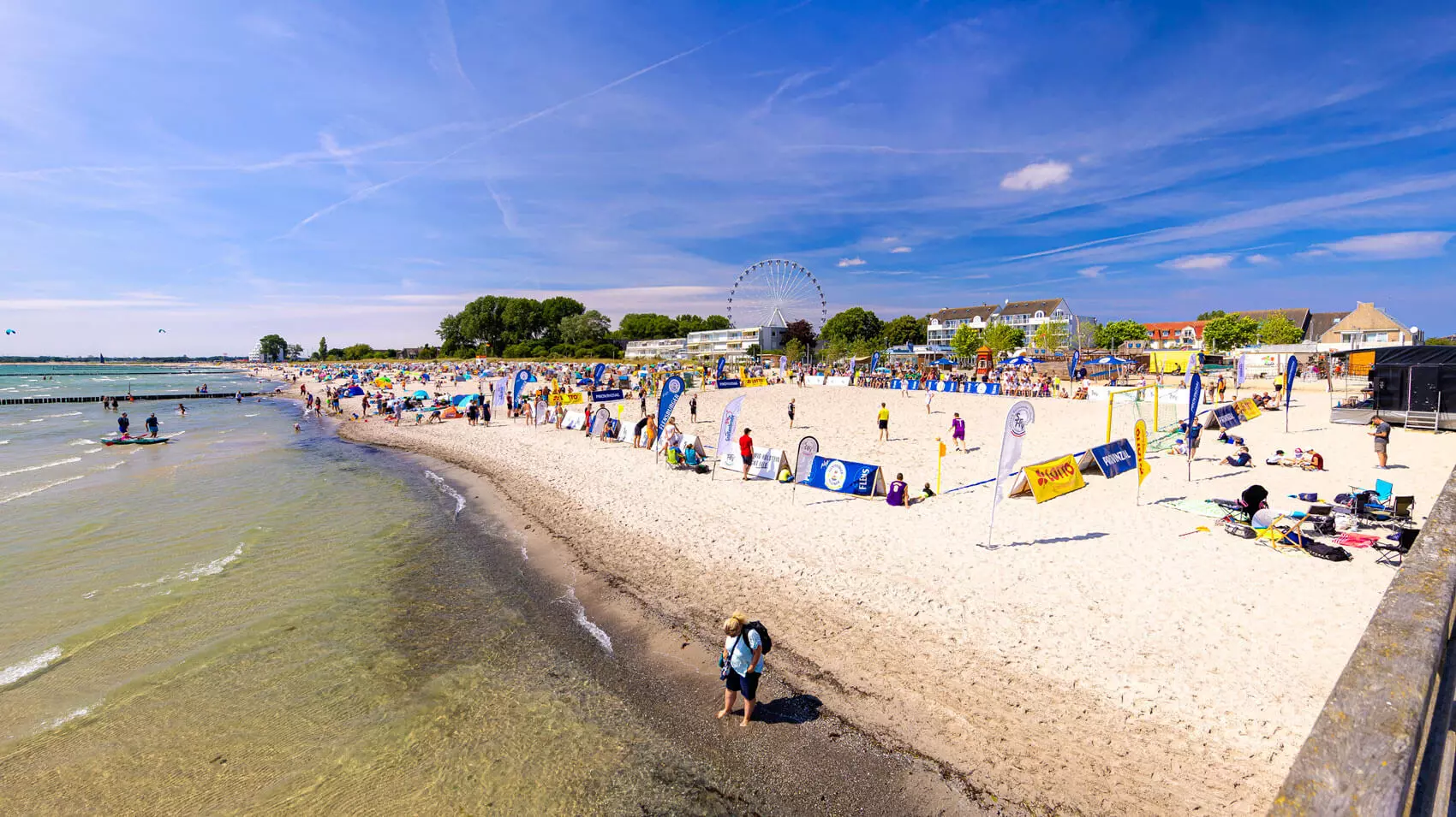 Überblick über das Spielfeld vom FLENS Beach Trophy Turnier am Strand.