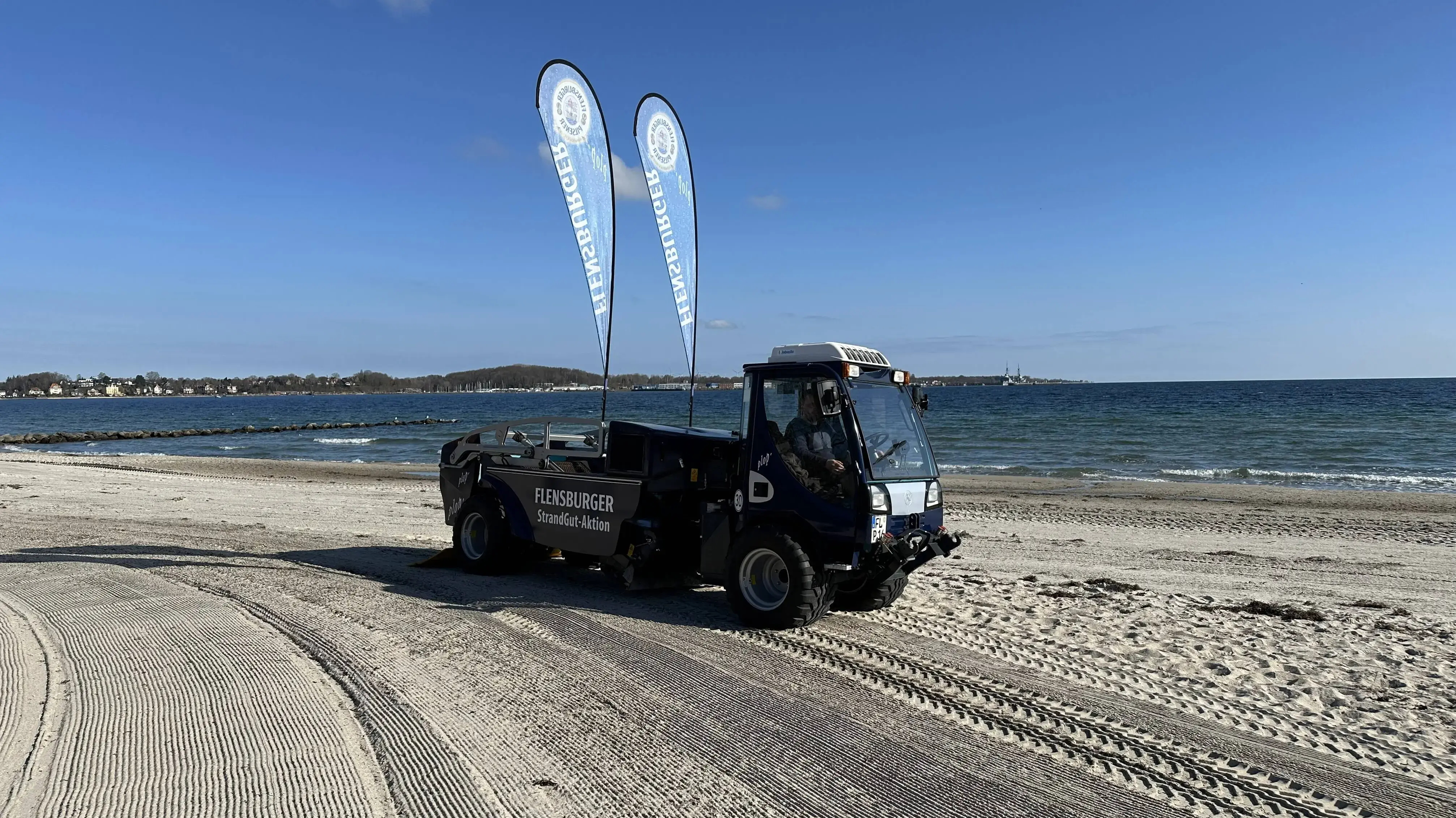 FLENS Beach Tech (Strandreinigungsfahrzeug) am Strand in Aktion.