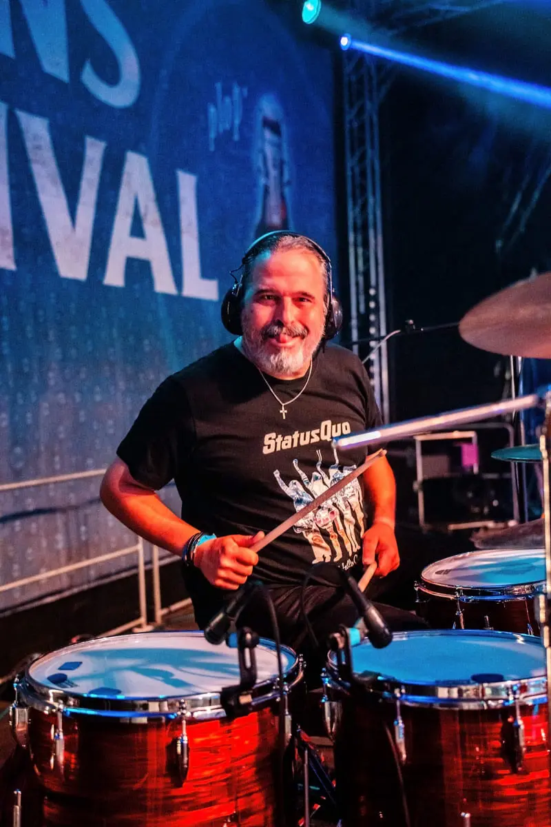 Schlagzeuger der Partyband Stars of Rock beim FLENS Festival 2025.
