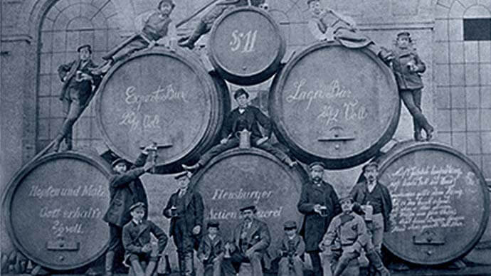 Historisches Bild mit gestapelten Holzfässern