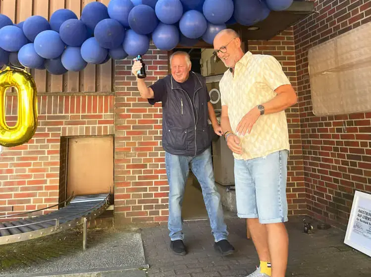 Remmi freut sich mit seinem Gästen zu seinem 60. Dienstjubiläum.