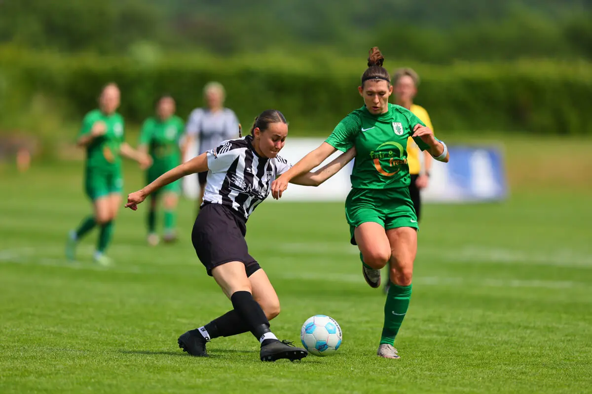 Zweikampf beim Frauenspiel im Final Four des FLENS CUP Meister der Meister 2025.