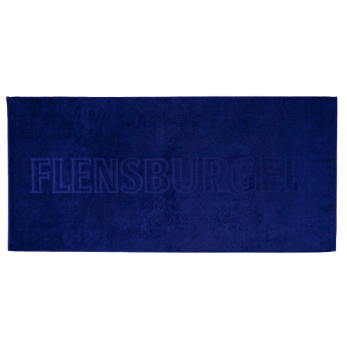 Dunkelblaues Handtuch mit dem eingestickten Wort „FLENSBURGER“ in großen Buchstaben. Das Handtuch liegt flach und zeigt eine samtige Oberfläche.