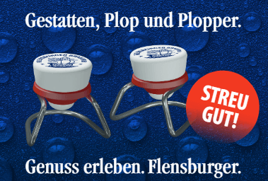 Zwei Salz- und Pfefferstreuer in Form von zwei Bügelverschlüssen stehen nebeneinander. Rechts daneben ist ein roter Kreis mit dem Text „STREU GUT!“ zu sehen. Oben steht in weißer Schrift "Gestatten, Plop und Plopper" unten "Genuss erleben. Flensburger".