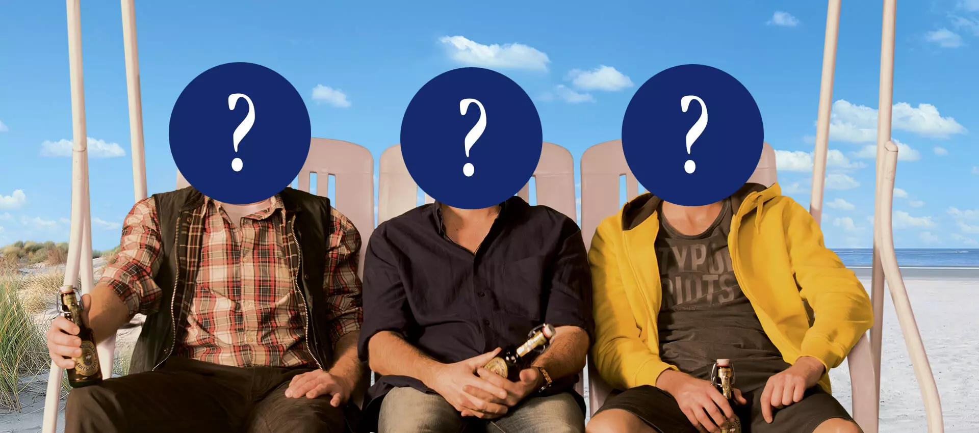 Drei Jungs auf einer Schaukel mit Fragezeichen-Symbolen im Gesicht.