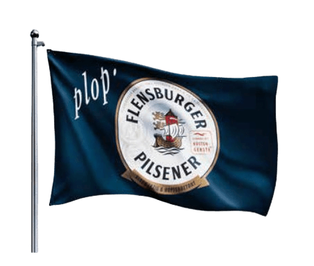 Die dunkelblaue Flagge zeigt das Flensburger Pilsener Logo in der Mitte und den weißen Schriftzug „plop'“ links neben dem Logo. Die Flagge weht an einem silbernen Fahnenmast.