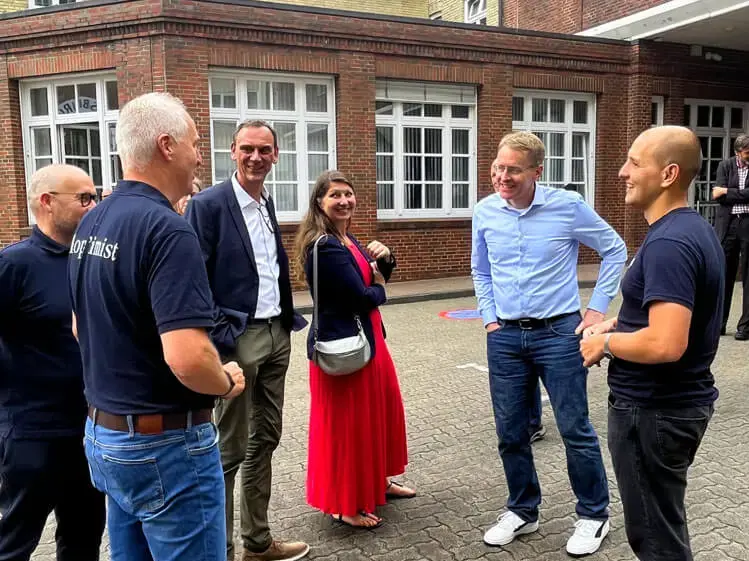 Das Team um SH-Ministerpräsident Daniel Günther bekommt eine Brauereiführung, hier auf dem Innenhof der Brauerei.